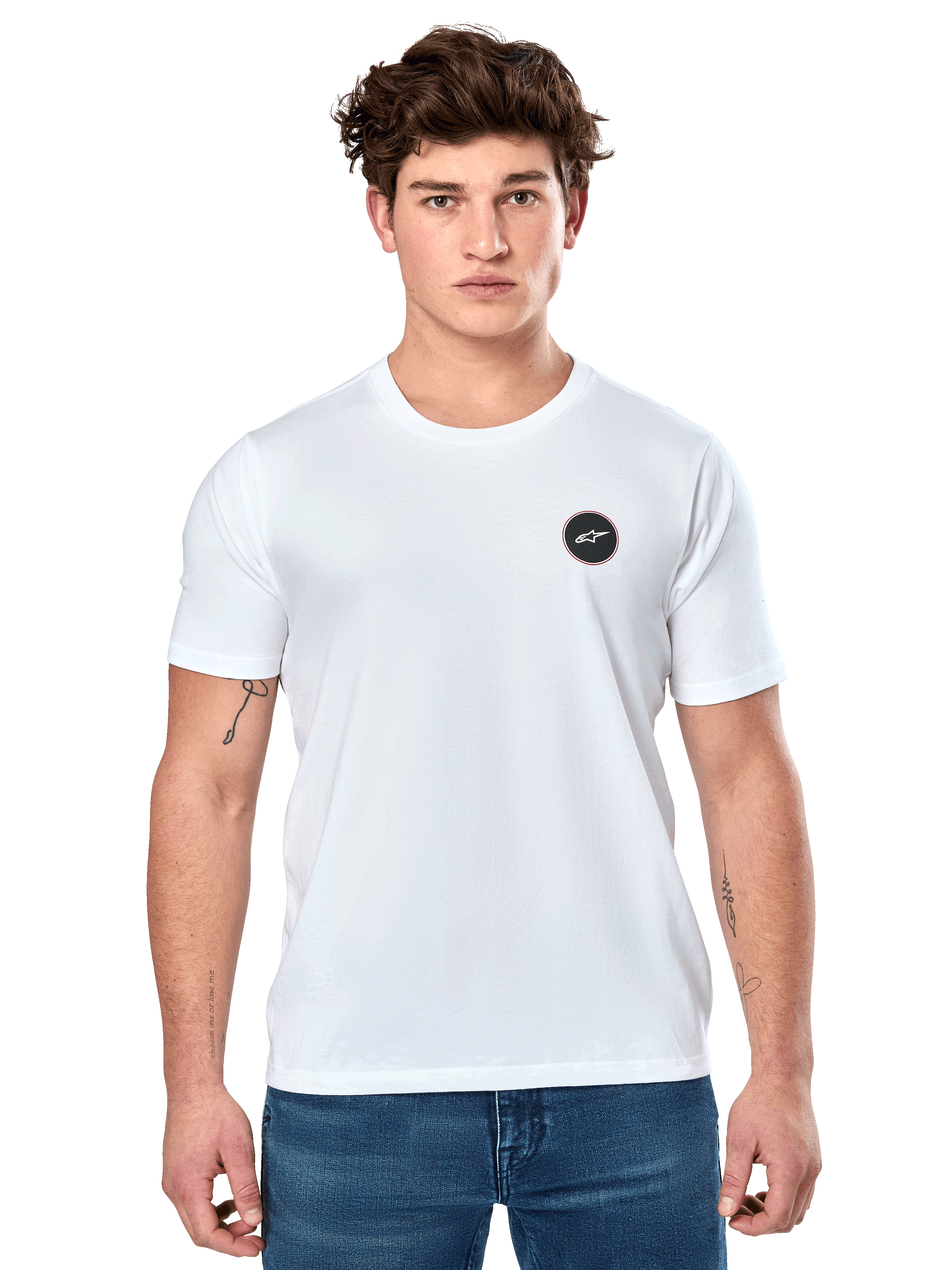Alpinestars Dot Carbon CSF Tee, wit T-shirt met korte mouwen, mannelijk model draagt een wit shirt met klein zwart rond logo op de borst en blauwe jeans, casual motorsportstijl