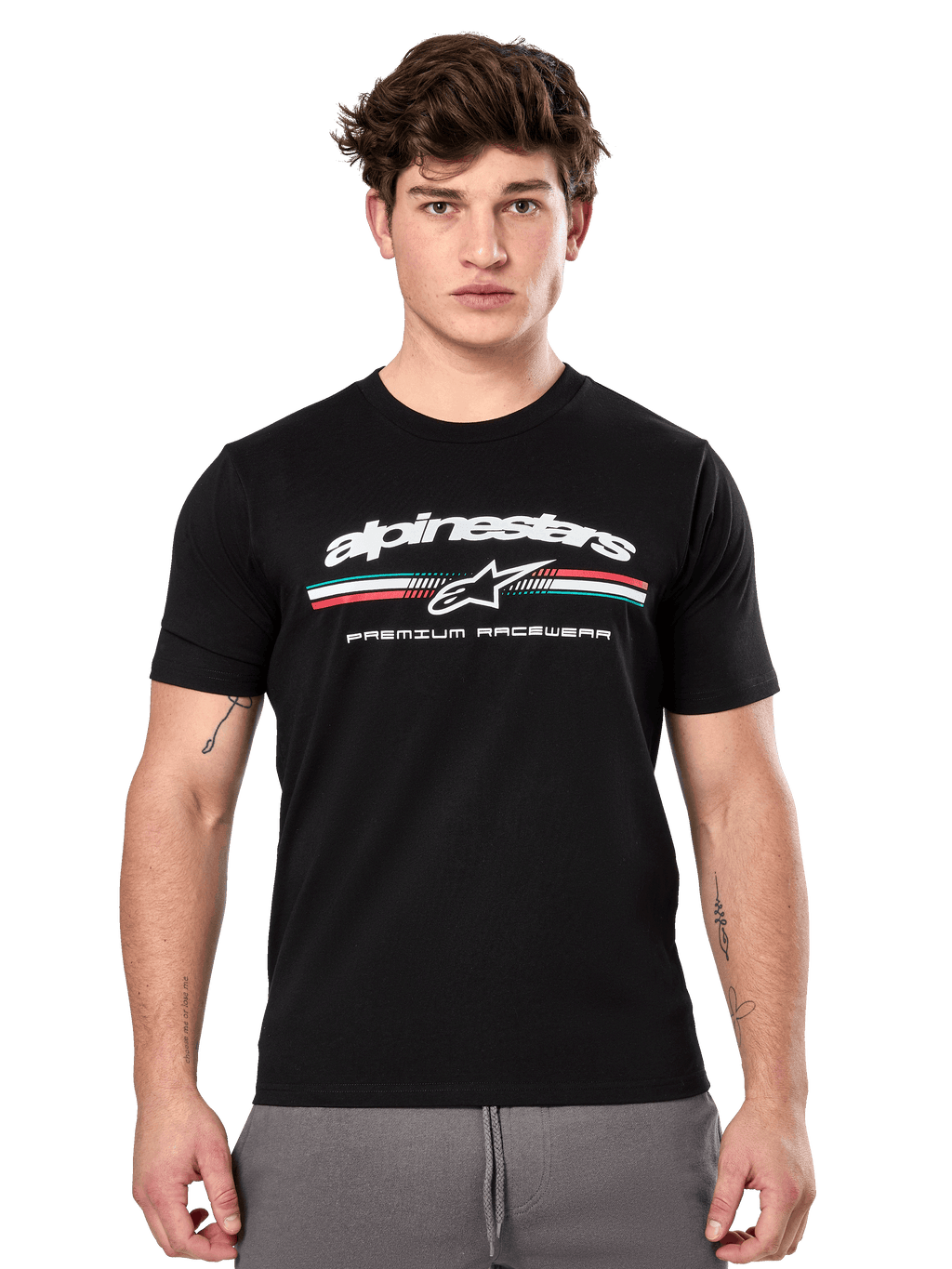 Alpinestars Prevail CSF Tee, zwart T-shirt met korte mouwen gedragen door een model, wit logo met een driekleurige streep en 'PREMIUM RACEWEAR' graphic, casual motorsport streetwear