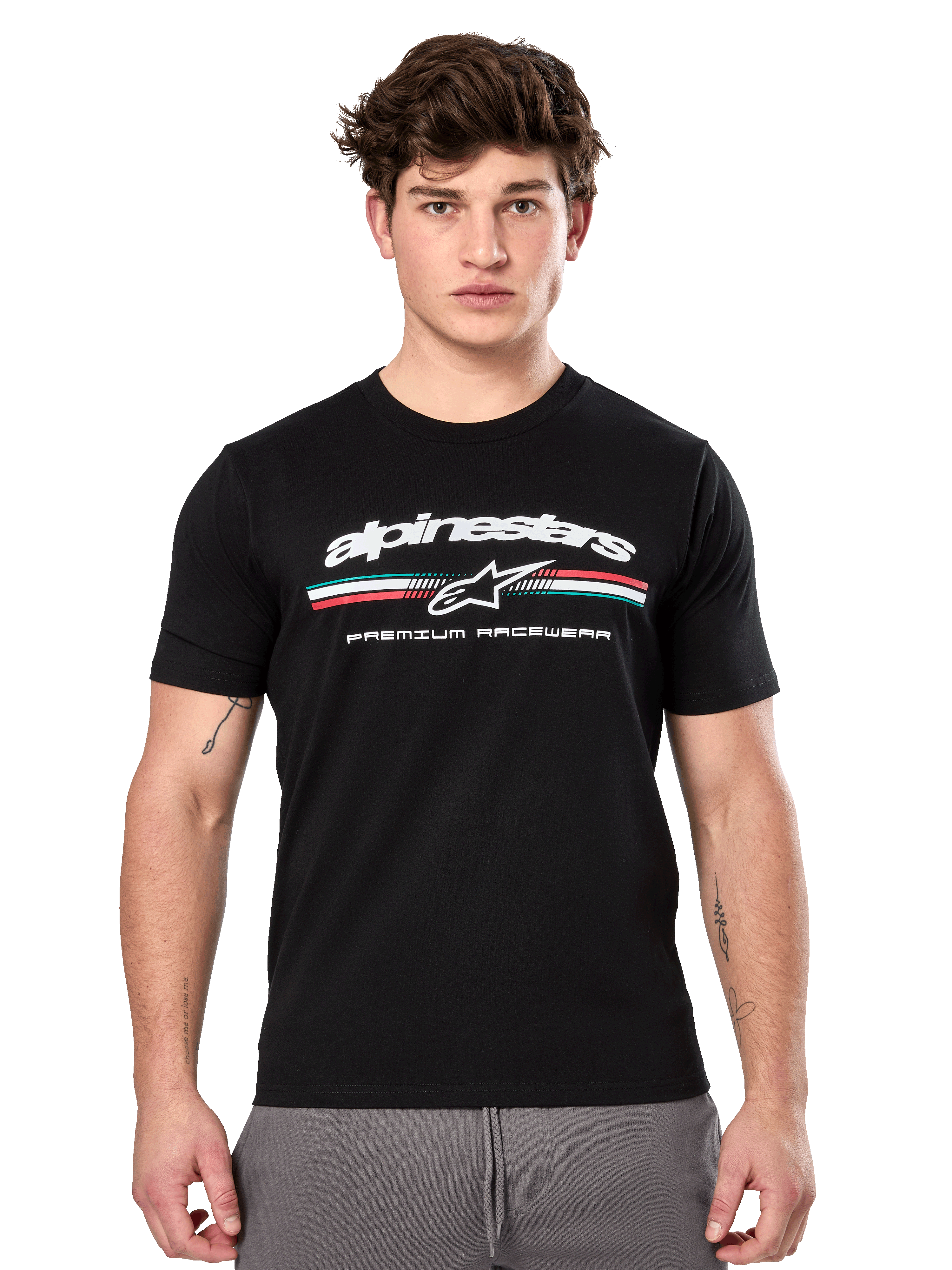 Alpinestars Prevail CSF Tee, zwart T-shirt met korte mouwen gedragen door een model, wit logo met een driekleurige streep en 'PREMIUM RACEWEAR' graphic, casual motorsport streetwear