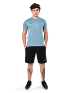 Alpinestars Point Performance Tee, T-shirt met korte mouwen, Ice Blue, met een klein zwart logo op de voorkant, ronde hals, gedragen door een model met zwarte shorts en zwarte sneakers, casual vochtafvoerende sportkleding