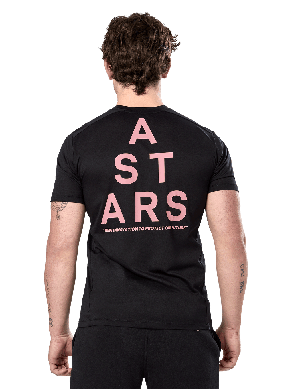 Alpinestars Attrition Performance Tee, T-shirt met korte mouwen, zwart, achteraanzicht met grote roze verticale ASTARS-typografie en slogan, performance sportkleding