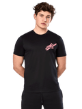 Alpinestars Attrition Performance Tee, T-shirt met korte mouwen, zwart met roze Astars-logo op de borst, gedragen door mannelijk model, casual motorsport performance kleding