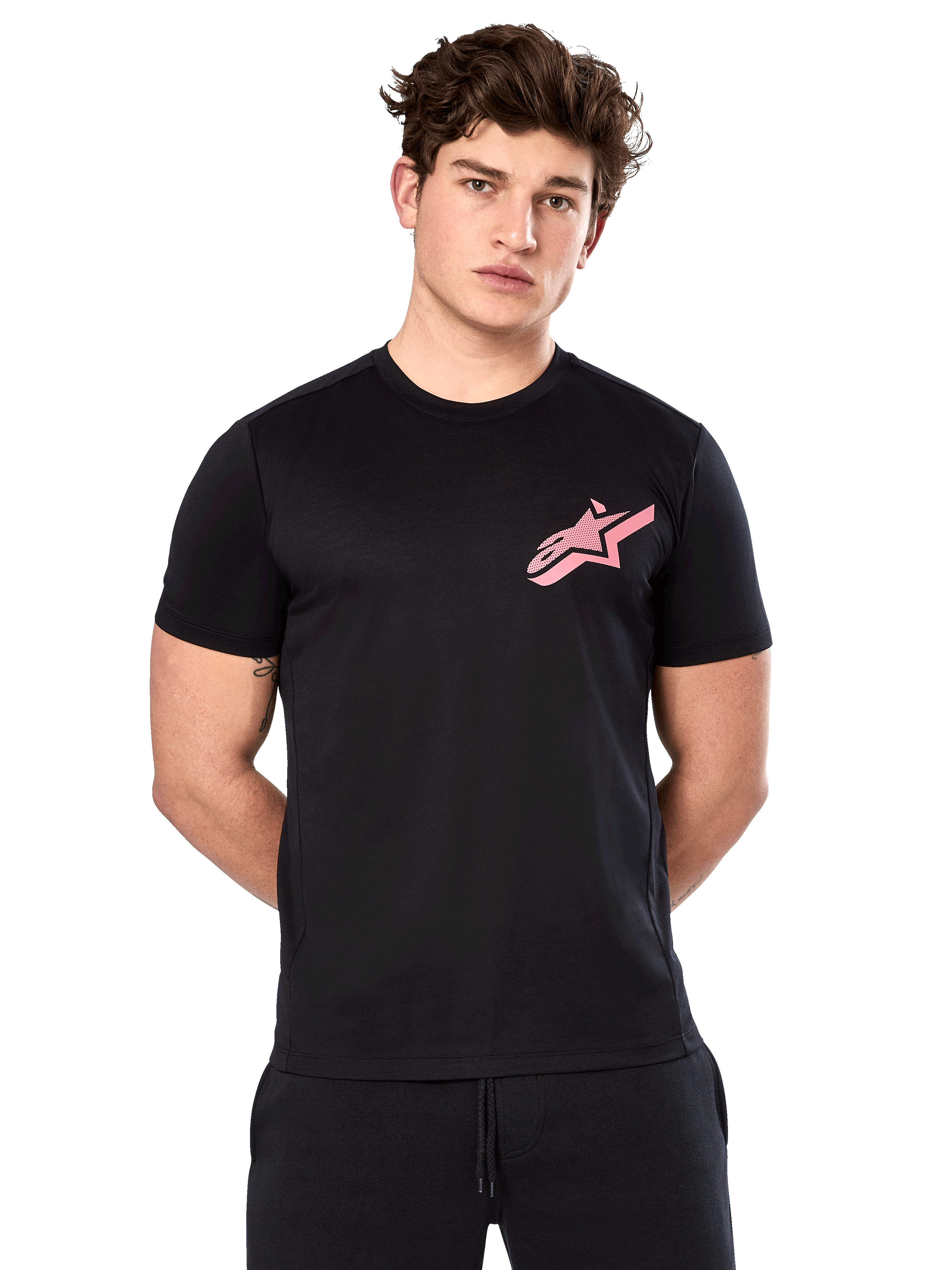 Alpinestars Attrition Performance Tee, T-shirt met korte mouwen, zwart met roze Astars-logo op de borst, gedragen door mannelijk model, casual motorsport performance kleding