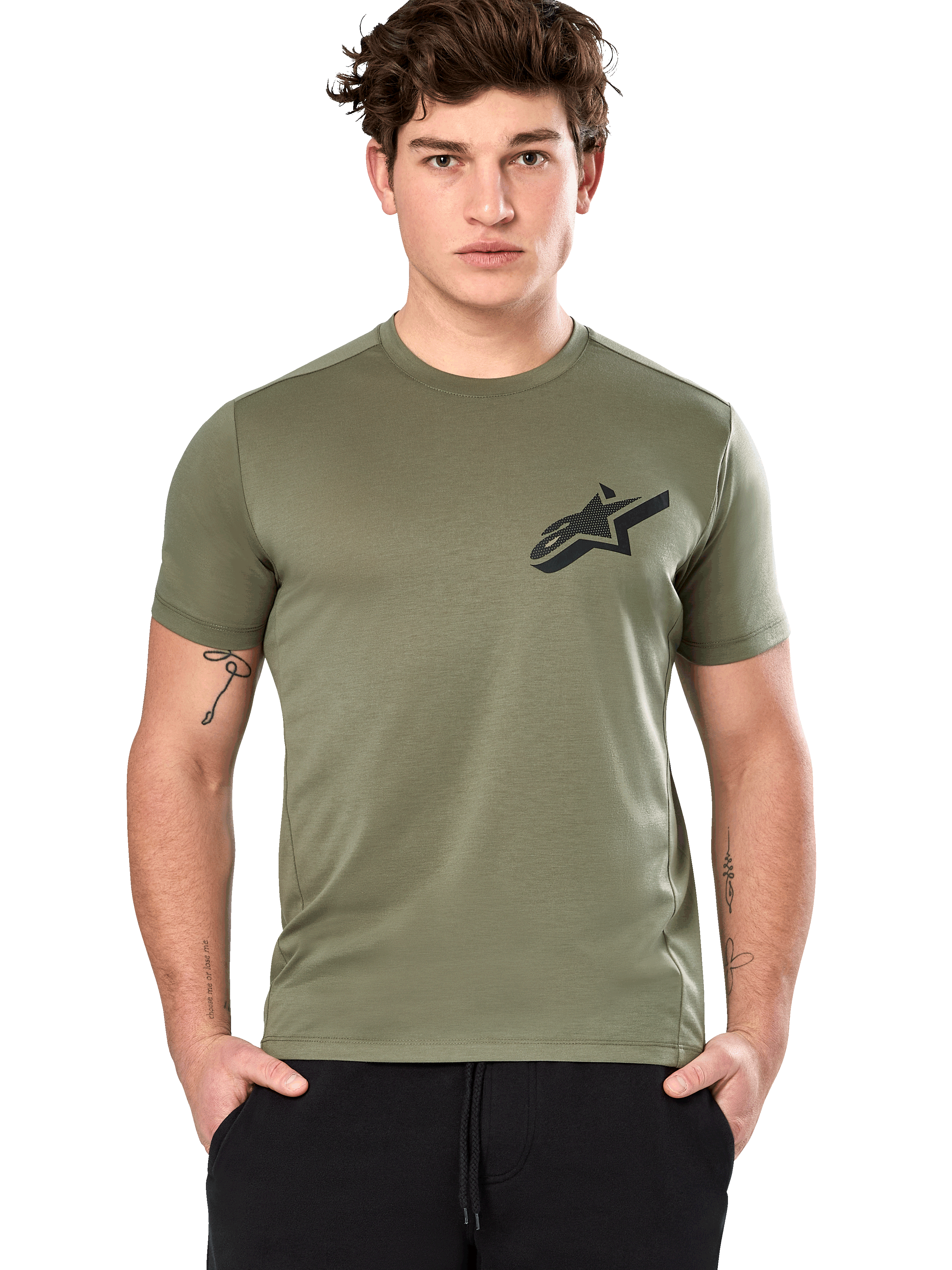 Alpinestars Attrition Performance Tee, T-shirt met korte mouwen, lichtgroen, zwart Astars-logo op de borst, vochtafvoerende stof, model draagt zwarte broek, casual sportkleding