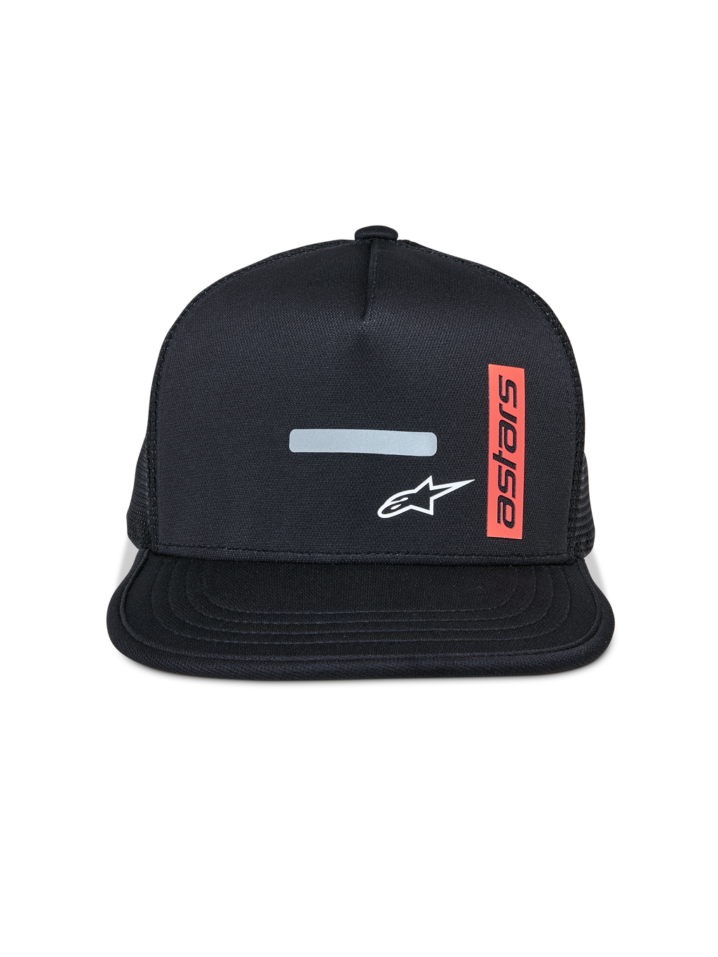 Alpinestars Alter Trucker pet, cap met platte klep, zwart met mesh achterkant, reflecterende balk en wit sterlogo aan de voorkant, verticaal rood label met Astars-tekst, casual motorsport kleding