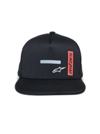 Alpinestars Alter Trucker pet, cap met platte klep, zwart met mesh achterkant, reflecterende balk en wit sterlogo aan de voorkant, verticaal rood label met Astars-tekst, casual motorsport kleding