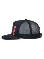 Alpinestars Alter Trucker pet, zijaanzicht, zwart, platte klep met afgeboorde rand, gestructureerde kroon met mesh achterkant, rode verticale astars-logoprint, verstelbare gespsluiting, casual sportpet