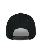 Alpinestars Luminary pet, zwart, achteraanzicht met verstelbare snapback-sluiting en klein geweven logo-label, gestructureerde katoenen kroon, casual motorsport-geïnspireerde hoofdbedekking