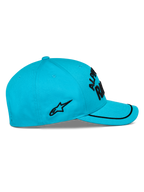Alpinestars Luminary pet, aqua blauw, zijaanzicht, gebogen klep met zwarte sutache rand, zwart plat geborduurd logo aan de zijkant, gestructureerde kroon, casual motorsport hoofddeksel