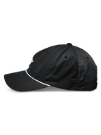 Alpinestars Tyler pet, zwarte snapback baseballcap, zijaanzicht, met gebogen klep en witte gevlochten koordafwerking, ongestructureerde lage kroon, gemaakt van gerecycled keperstof, casual motorsport-geïnspireerd ontwerp