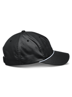 Alpinestars Tyler pet, zwarte snapback pet gezien vanaf de zijkant, gebogen klep, witte gevlochten koordafwerking, ongestructureerde lage kroon, gerecycled polyester keperstof, casual sportswear