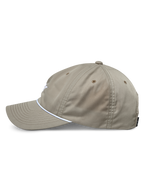 Alpinestars Tyler pet, khaki, zijaanzicht met gebogen klep en witte gevlochten koordafwerking, ongestructureerde lage kroon, casual sportkleding.