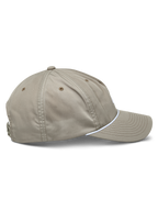 Alpinestars Tyler pet, khaki casual snapback cap, zijaanzicht met gebogen klep en witte gevlochten koordafwerking, ongestructureerde lage kroon van gerecyclede keperstof, motorsport-geïnspireerde lifestyle pet