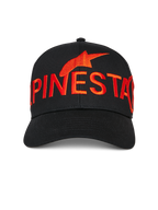 Alpinestars Committed pet, zwarte snapback baseballcap, groot rood geborduurd Alpinestars logo en tekst op de voorkant, gebogen klep, gestructureerde kroon, casual motorsport streetwear