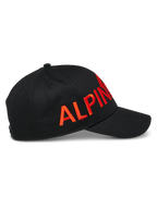 Alpinestars Committed Pet, zwarte snapback baseballcap, groot rood plat geborduurd logo, gebogen klep en gestructureerde kroon, casual sportaccessoire