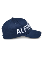 Alpinestars Committed pet, snapback baseballcap, donkerblauw, zijaanzicht met groot wit geborduurd logo, gestructureerde kroon met gebogen klep, duurzame twill-stof, casual motorsport hoofddeksel