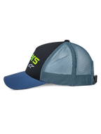 Alpinestars Vital Trucker pet, zijaanzicht, met een blauwe gebogen klep, zwart gestructureerd voorpaneel met limoengroene tekst en wit logo, groenblauwe mesh achterkant en verstelbare gespsluiting, casual motorsport hoofdbedekking