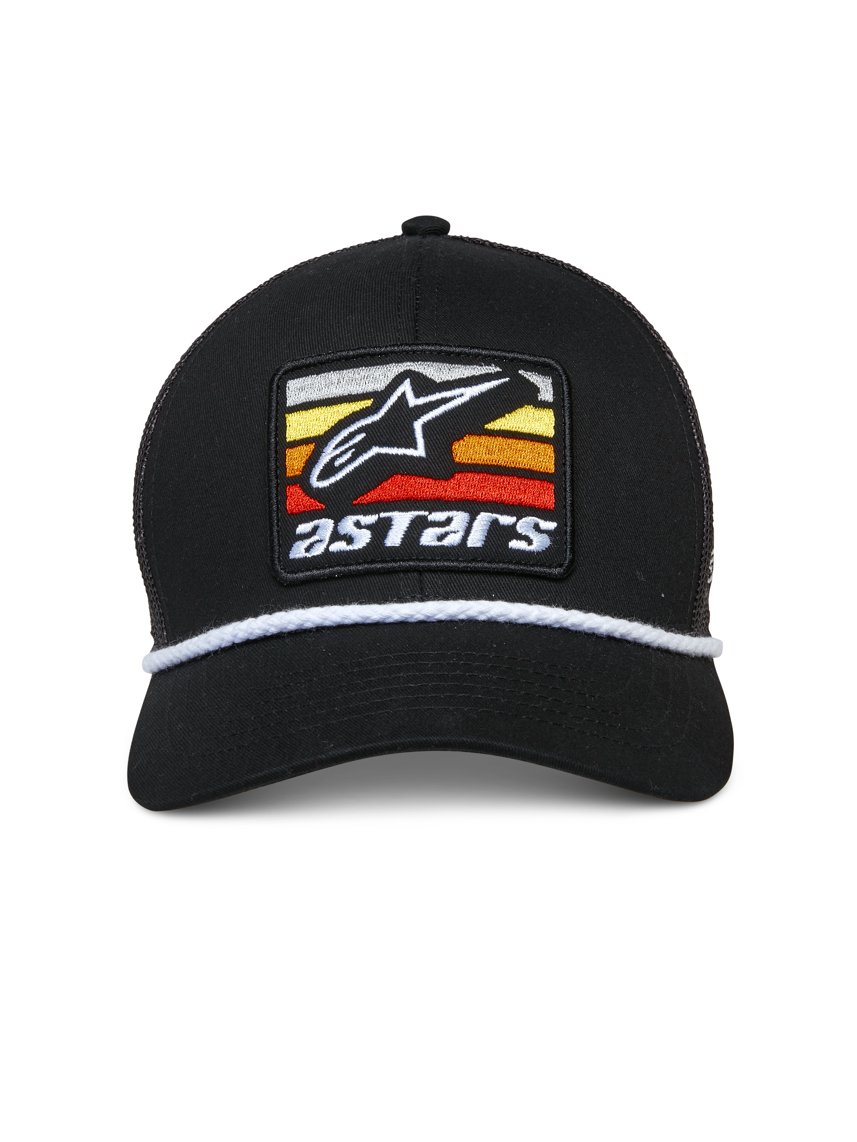 Alpinestars Selica Trucker Pet, zwarte pet met geborduurde patch op de voorkant, wit Astars-logo en meerkleurige strepen, wit gevlochten koord, gebogen klep, gestructureerde kroon, casual motorsport-geïnspireerde streetwear