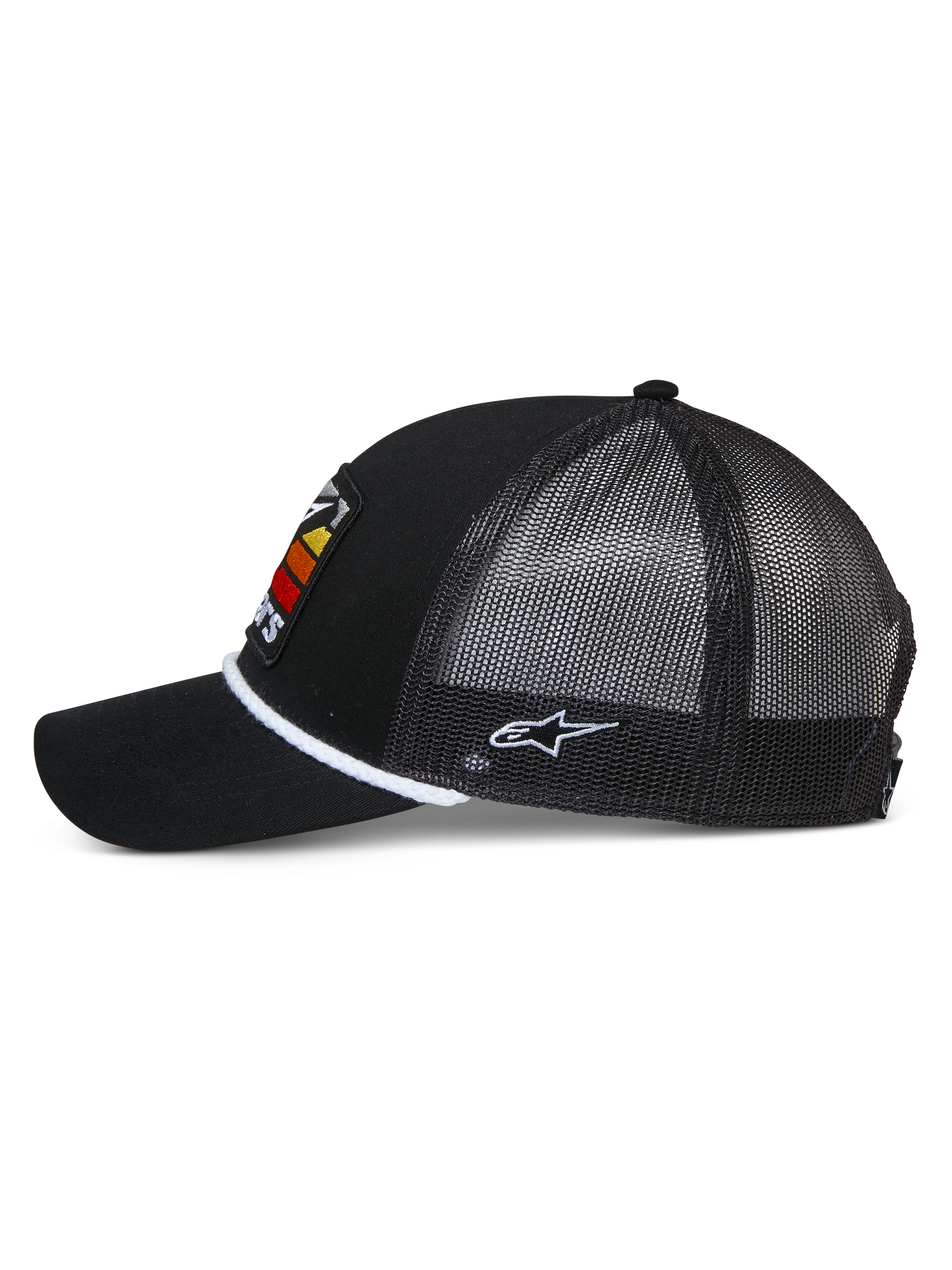 Alpinestars Selica Trucker pet, zwart, zijprofiel met gebogen klep en mesh achterzijde, witte gevlochten koordafwerking aan de basis van de kroon, wit geborduurd logo aan de zijkant, casual motorsport-geïnspireerde pet