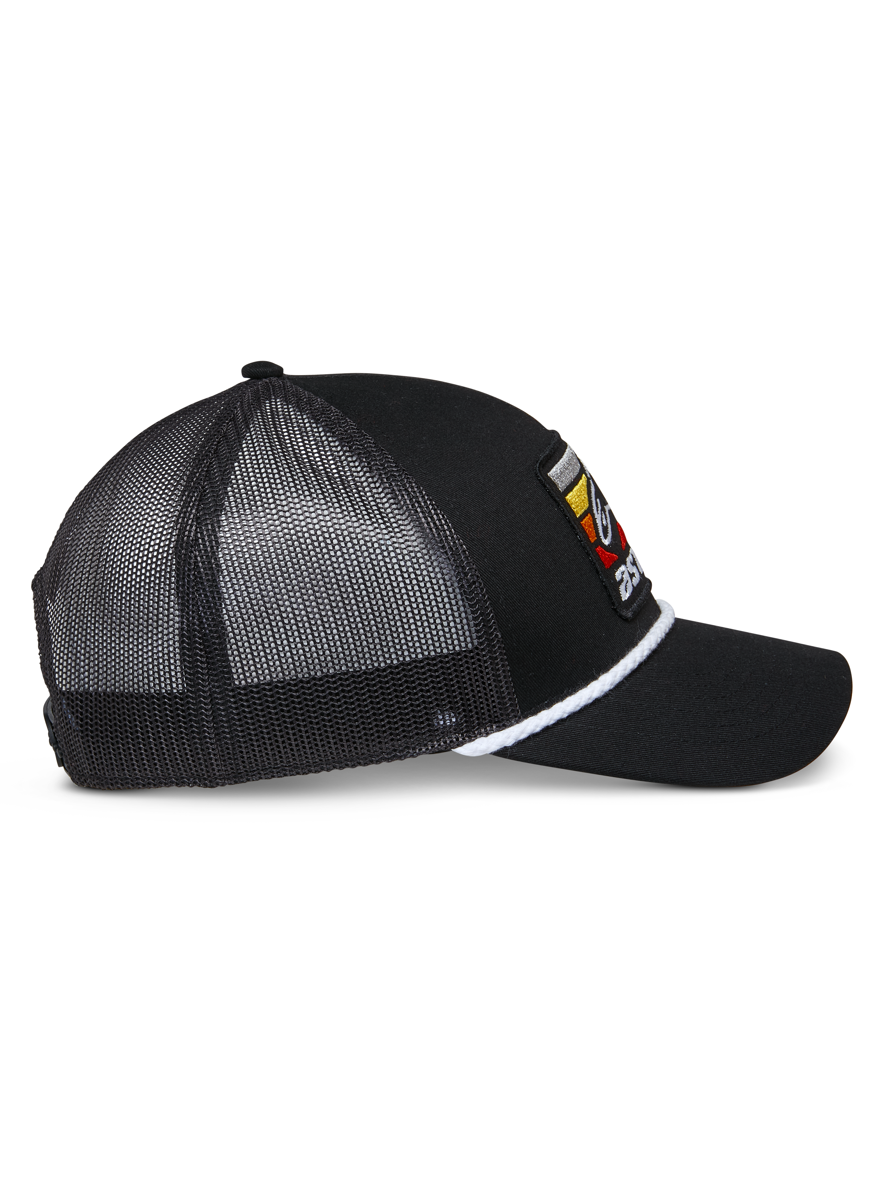 Alpinestars Selica Trucker pet, zwarte trucker pet, zijaanzicht met zwarte mesh panelen, witte gevlochten koordafwerking, kleurrijk geborduurd patch-logo, gebogen klep, casual motorsport pet