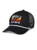 Alpinestars Selica Trucker Hat, zwarte pet met mesh achterkant en een gebogen klep, voorzien van een patch op de voorkant met gele, oranje en rode horizontale strepen, wit gevlochten koorddetail en borduursel aan de zijkant, casual motorsport-geïnspireerde hoofdbedekking