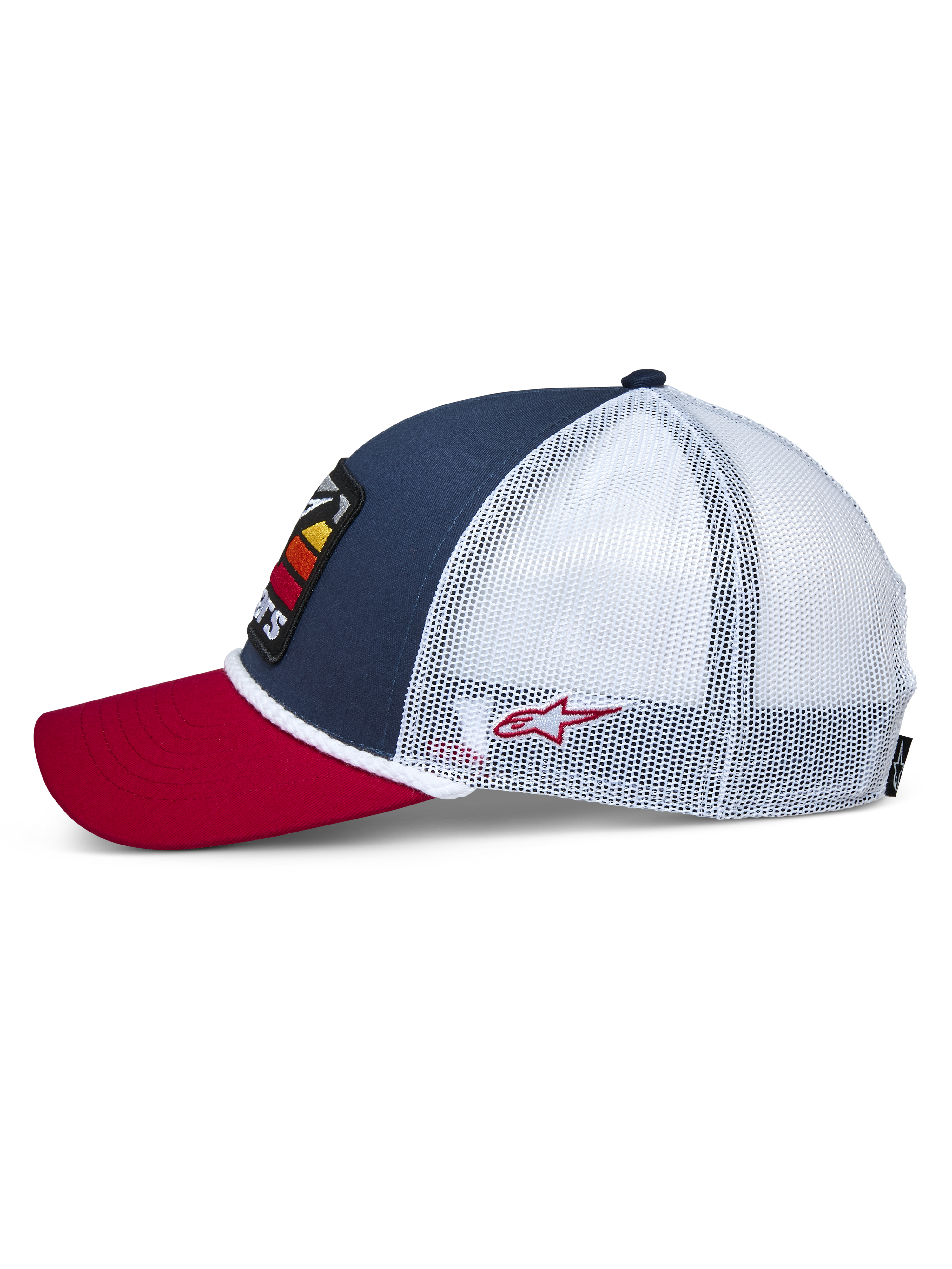 Alpinestars Selica Trucker pet, zijaanzicht, rode gebogen klep, marineblauw voorpaneel met witte mesh achterzijde, witte gevlochten koordafwerking, klein rood geborduurd logo, casual motorsport-geïnspireerde stijl