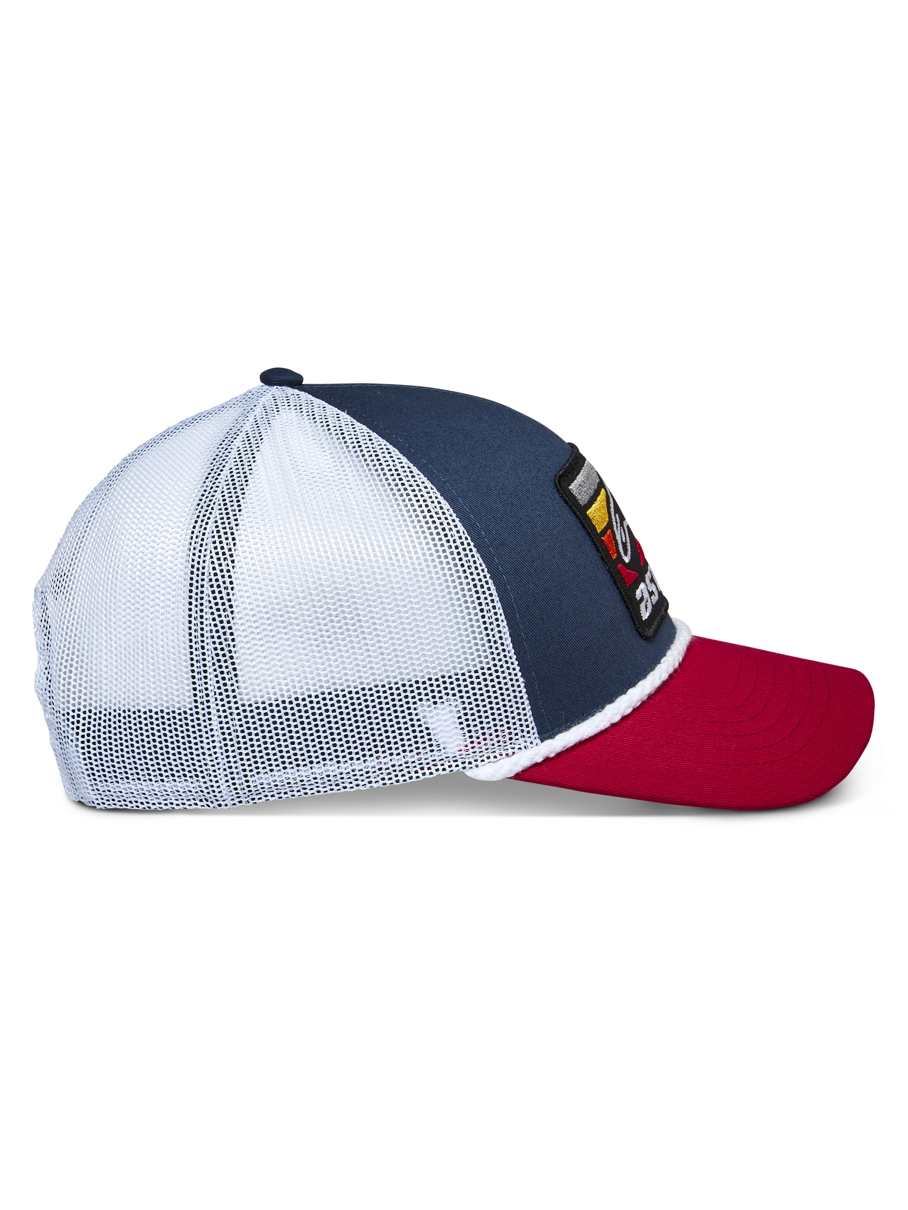 Alpinestars Selica Trucker Pet, donkerblauw, rood en wit, zijaanzicht met donkerblauwe kroon, rode gebogen klep en witte mesh achterpanelen, gevlochten koordafwerking, casual motorsport lifestyle pet