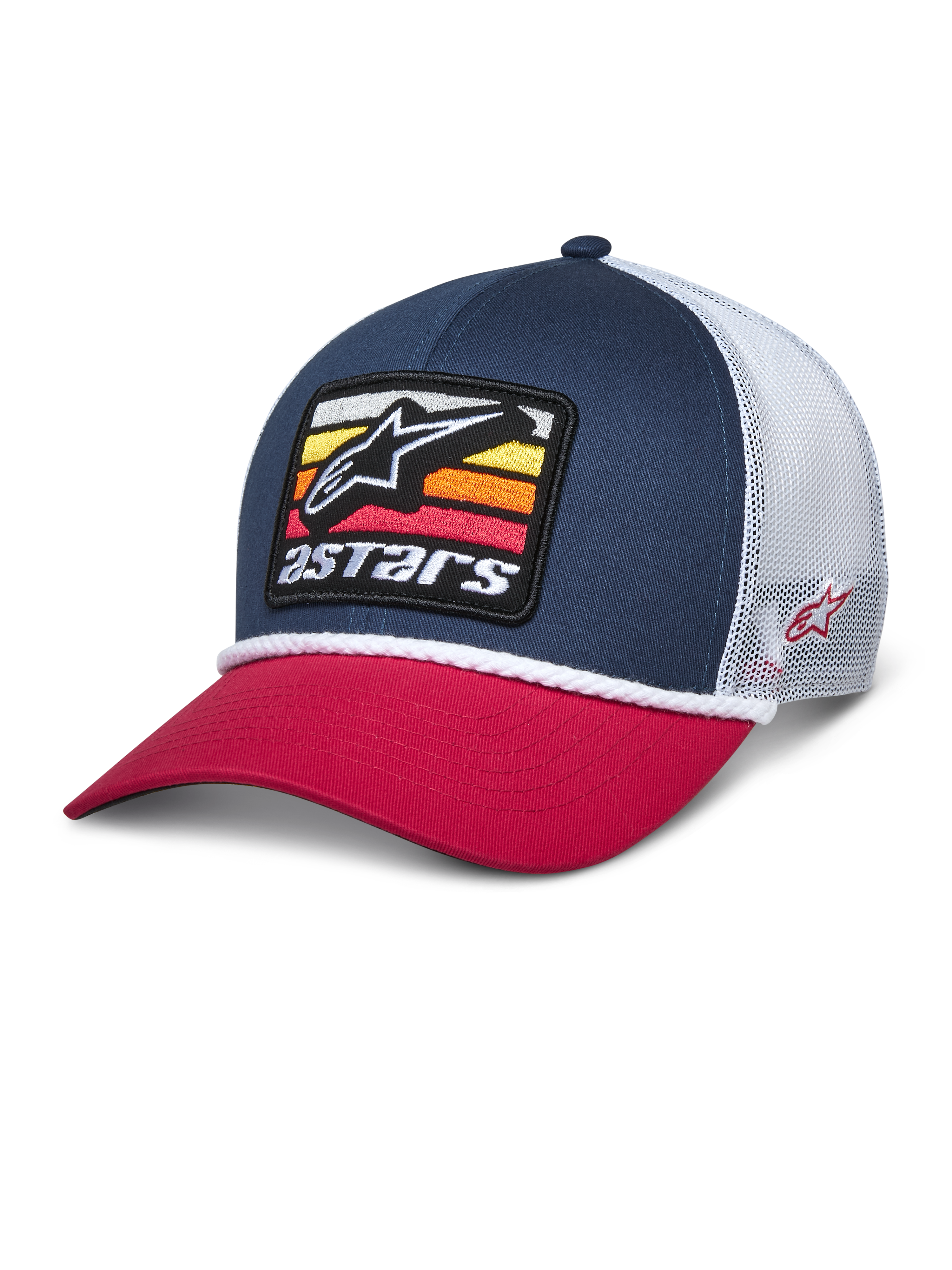 Alpinestars Selica Trucker Hat, donkerblauwe en rode snapback pet met witte mesh achterzijde, geborduurde patch op de voorkant met het sterlogo en kleurrijke strepen, witte gevlochten koordafwerking, casual motorsport-geïnspireerde streetwear