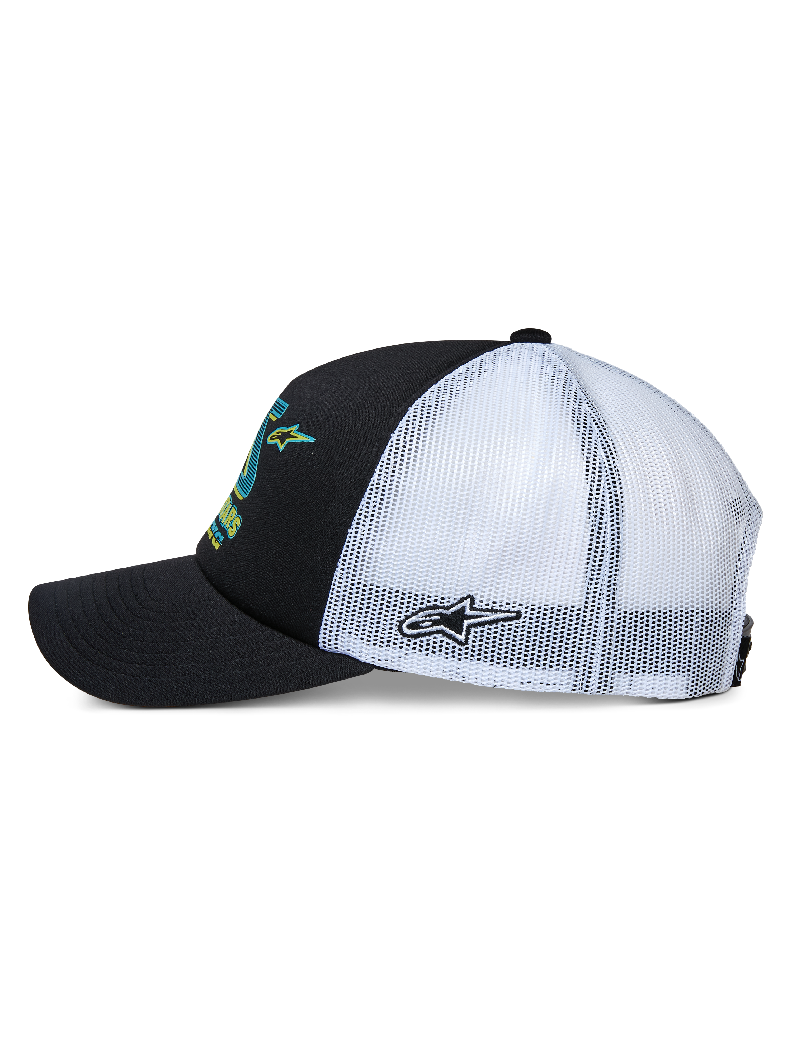Alpinestars Ayess Trucker Pet, zijaanzicht, zwarte voorzijde en gebogen klep met witte mesh achterzijde, kleurrijke graphics op de voorkant en sterborduurwerk aan de zijkant, casual op motorsport geïnspireerde pet