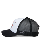 Alpinestars Ayess Trucker pet, zijaanzicht, witte schuimkroon met kleurrijke raceprint, zwarte gebogen klep, zwarte mesh achterpanelen met wit geborduurd Astar-logo aan de zijkant, casual motorsport-geïnspireerde hoofdbedekking