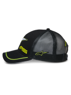 Alpinestars Exceed Trucker pet, zijprofiel van een zwarte snapback cap met een zwarte mesh achterkant, gebogen klep met neon groene bies, neon groen geborduurde logo's, casual motorsport hoofdbedekking