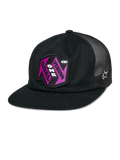 Alpinestars That Way Trucker Hat, zwarte snapback-pet met mesh achterzijde, platte klep, roze en paarse 'Vision One Goal' patch, wit Alpinestars sterlogo, casual sportkleding