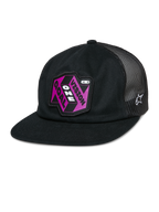 Alpinestars That Way Trucker Hat, zwarte snapback-pet met mesh achterzijde, platte klep, roze en paarse 'Vision One Goal' patch, wit Alpinestars sterlogo, casual sportkleding