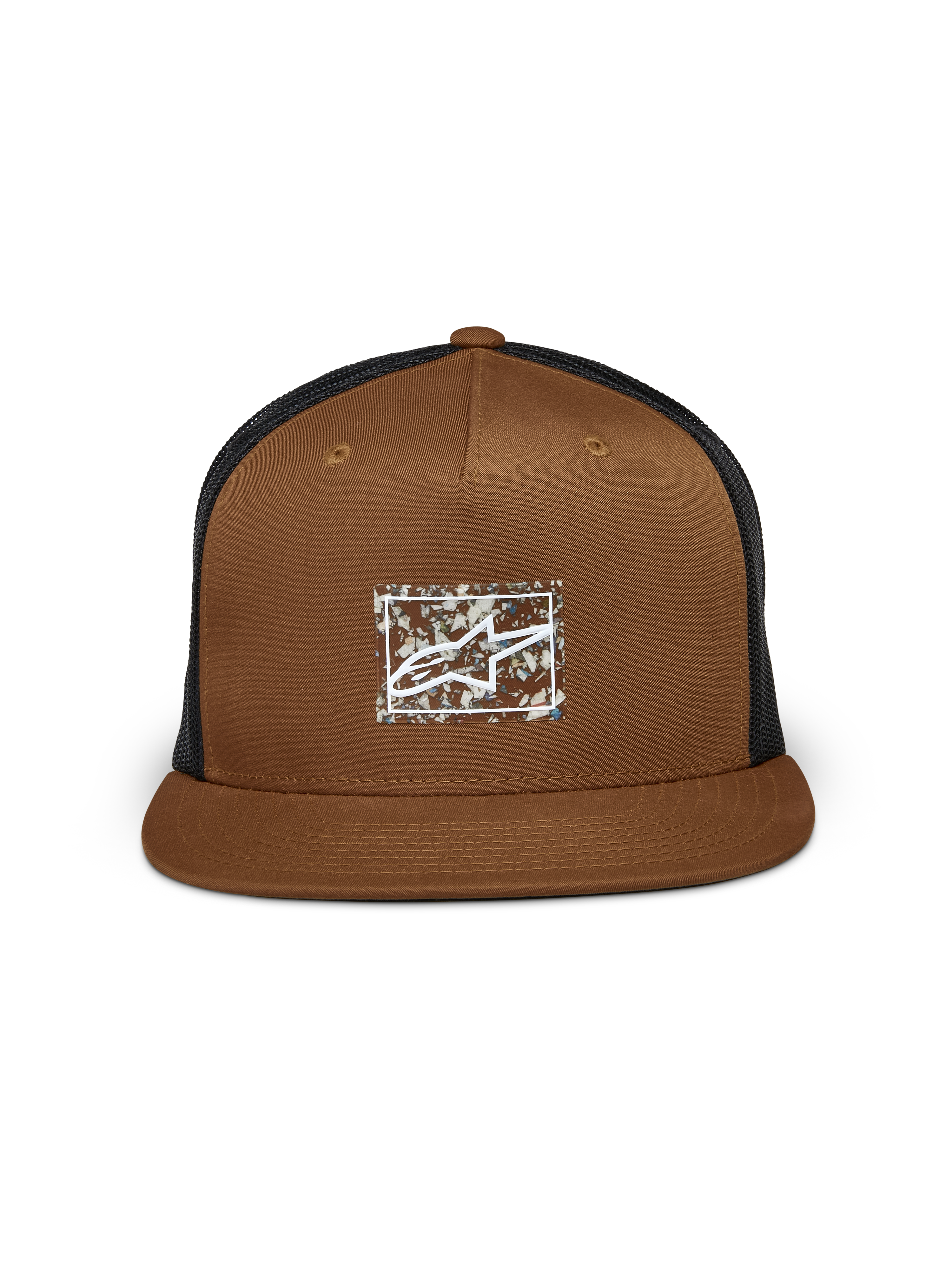 Alpinestars Mackinic Trucker pet, bruin en zwart, platte klep met gestructureerde kroon, voorzien van een TPU-logo van gerecycled papier op de voorzijde, zwarte mesh achterkant, casual sportkledingaccessoire