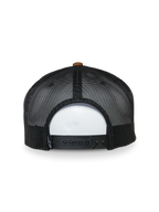 Alpinestars Mackinic Trucker pet, achteraanzicht, zwarte mesh panelen met bruine knoop bovenop, verstelbare snapback-sluiting, casual sportkledingaccessoire