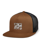 Alpinestars Mackinic Trucker Hat, bruine pet met zwart mesh achterpaneel, gestructureerde kroon en platte klep, wit A-star logo op een rechthoekige gespikkelde patch, casual motorsport-geïnspireerde pet