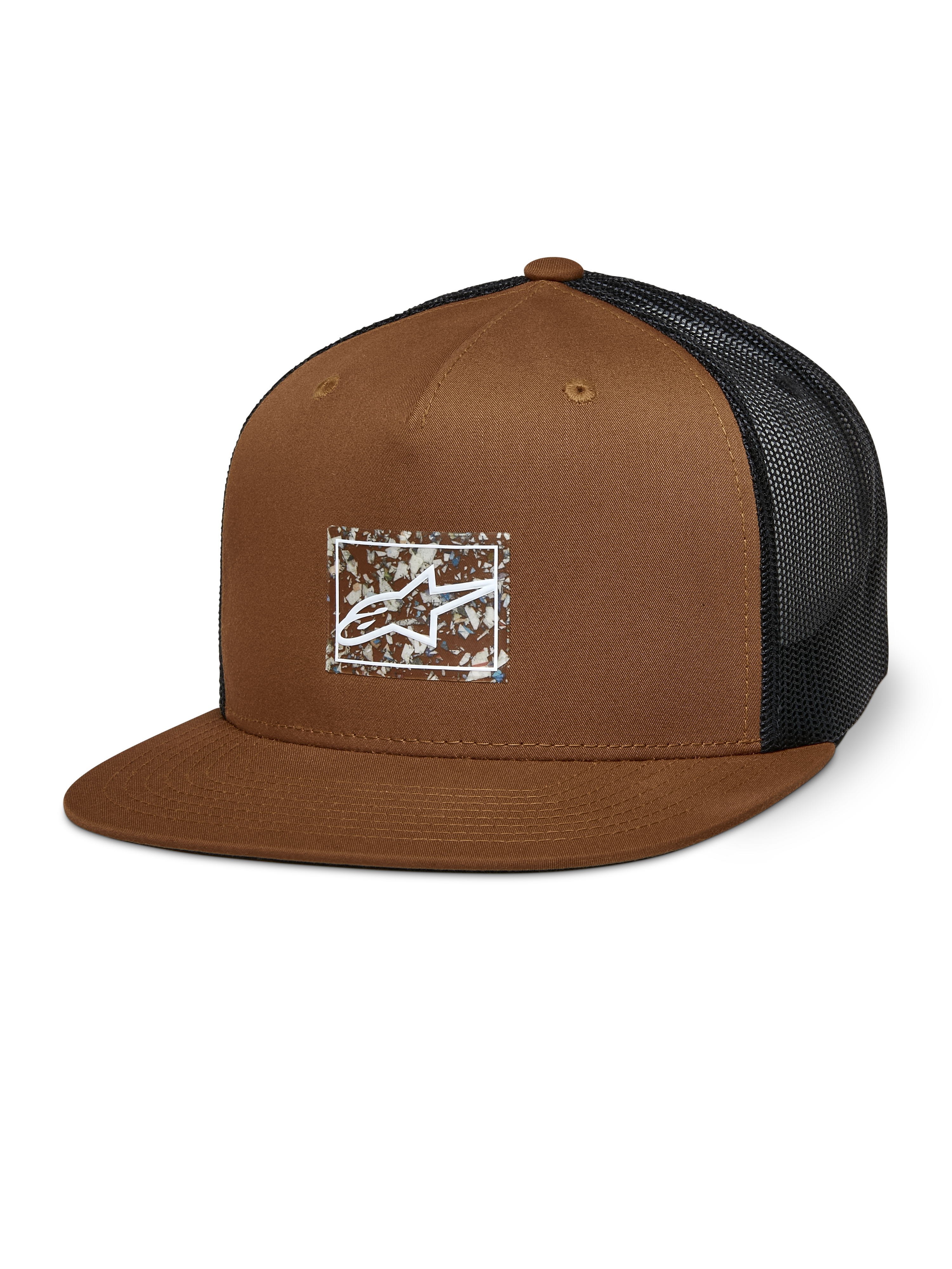 Alpinestars Mackinic Trucker Hat, bruine pet met zwart mesh achterpaneel, gestructureerde kroon en platte klep, wit A-star logo op een rechthoekige gespikkelde patch, casual motorsport-geïnspireerde pet