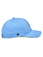 Alpinestars Apex pet, blauw, technische baseballcap, zijaanzicht met gebogen klep en gestructureerde kroon, lasergesneden ventilatiegaten met een klein zwart driehoekig logo, modern vochtafvoerend materiaal