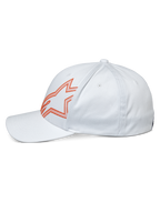 Alpinestars Share pet, witte casual pet, zijaanzicht met oranje omrand Astars-logo, gebogen klep en gestructureerde kroon, motorsport-geïnspireerde streetwear