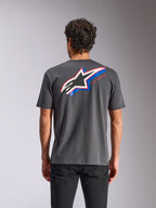 Alpinestars Angler CSF Tee, T-shirt met korte mouwen, antraciet, achteraanzicht met een groot Astars-logo met blauwe en rode accenten en 'RACING AHEAD'-tekst, casual motorsport streetwear