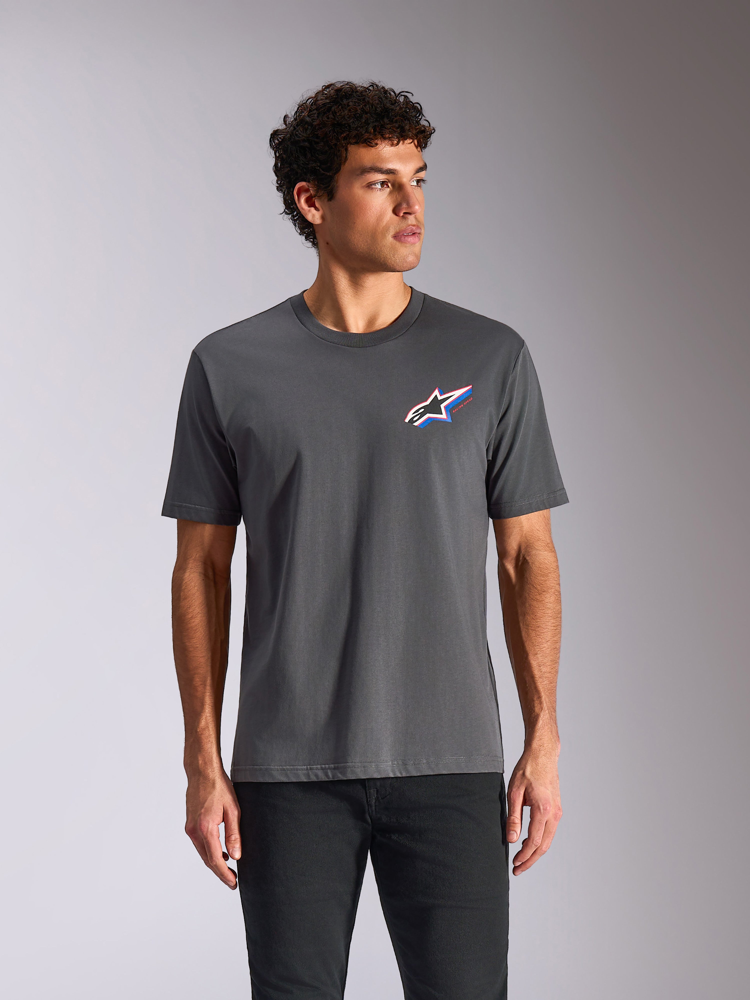 Alpinestars Angler CSF Tee, T-shirt met korte mouwen, antracietgrijs, levendig meerkleurig Astars-logo op de borst, casual motorsport sportswear