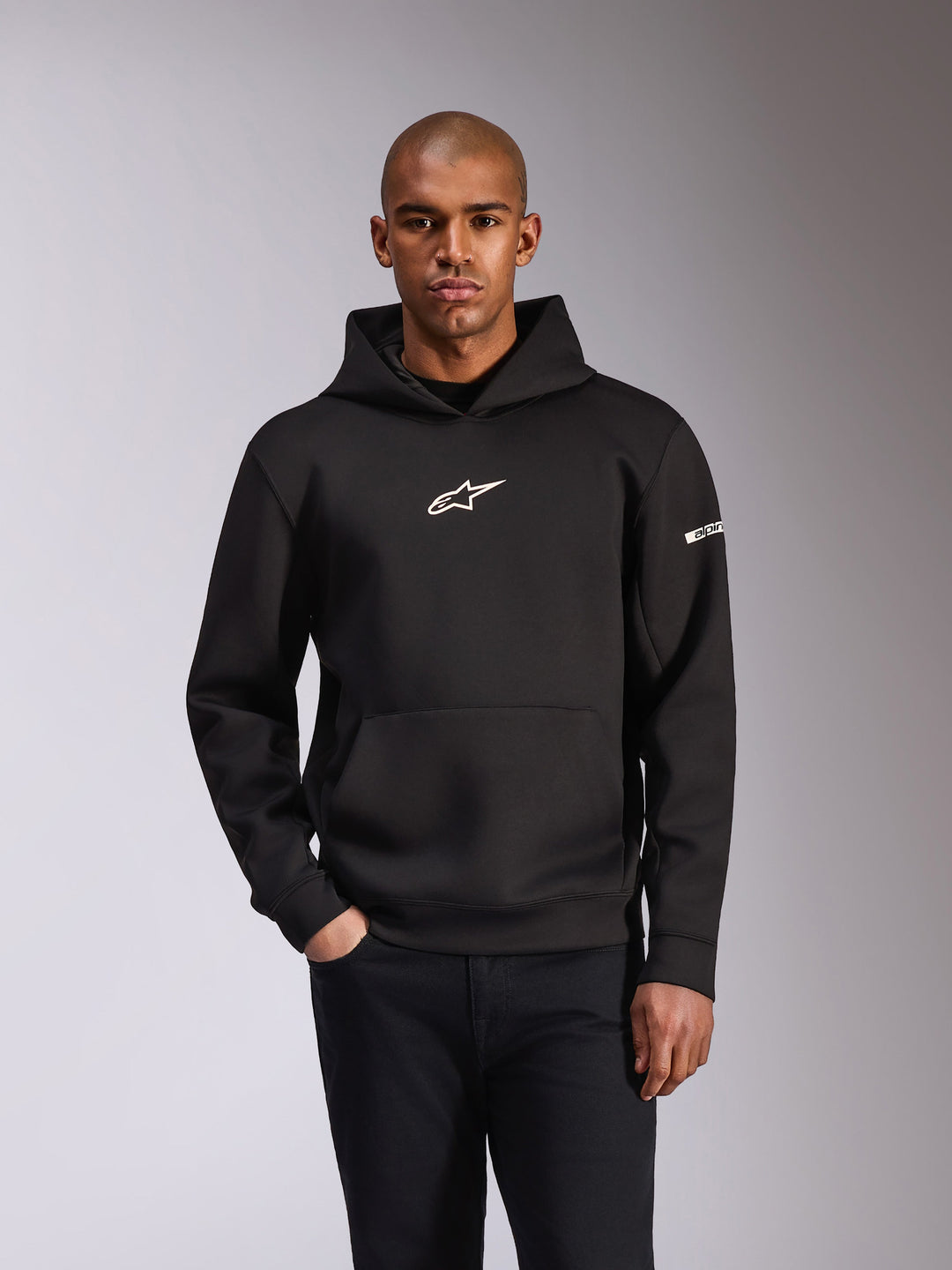 Alpinestars Insight Hoodie, zwarte pullover hoodie, wit Astars-logo op de borst en woordmerk op de mouw, kangoeroezak, tri-blend dubbelzijdige fleece, casual motorsport streetwear