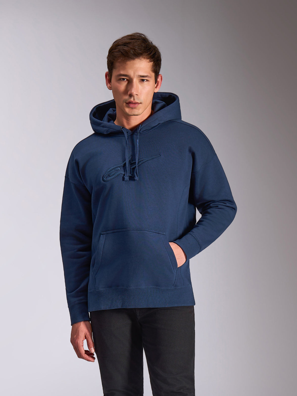 Alpinestars Emergent Oversized Hoodie, donkerblauwe fleece pullover, tonaal 3D-geborduurd Astars-logo op de borst, relaxte oversized pasvorm met kangoeroezak en capuchon met trekkoord, casual motorsport-geïnspireerde streetwear