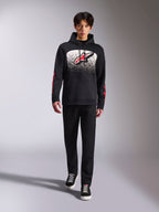 Alpinestars Obsessed Hoodie, zwarte pullover hoodie, groot wit en rood Astars-logo met MX-verloop, rode woordlogo's op de mouwen, gedragen door een model in een volledig zwarte casual outfit, op motorsport geïnspireerde lifestyle kleding