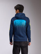 Alpinestars Obsessed Hoodie, donkerblauwe fleece hoodie met capuchon, achteraanzicht met een grote lichtblauwe MX-verloopgraphic, gele Alpinestars woordlogo's op de mouwen, casual motorsport-geïnspireerde streetwear