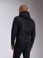 Alpinestars Ellipsoid Hoodie, zwart, achteraanzicht van een persoon die een fleece hoodie draagt, lange mouwen met geribde manchetten en zoom, gecombineerd met een zwarte jeans, casual op de motorsport geïnspireerde sportkleding