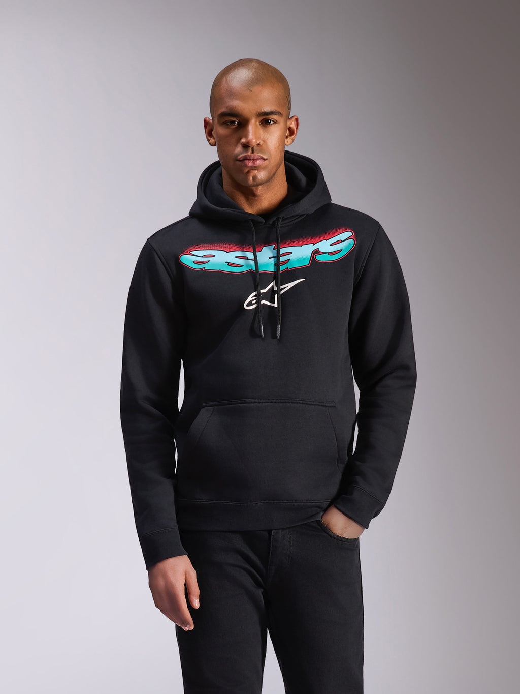 Alpinestars Ellipsoid Hoodie, zwarte fleece pullover, Astars-woordmerk met kleurverloop in teal en roze en wit sterlogo op de borst, capuchon met trekkoord, kangoeroezak, casual sportkleding