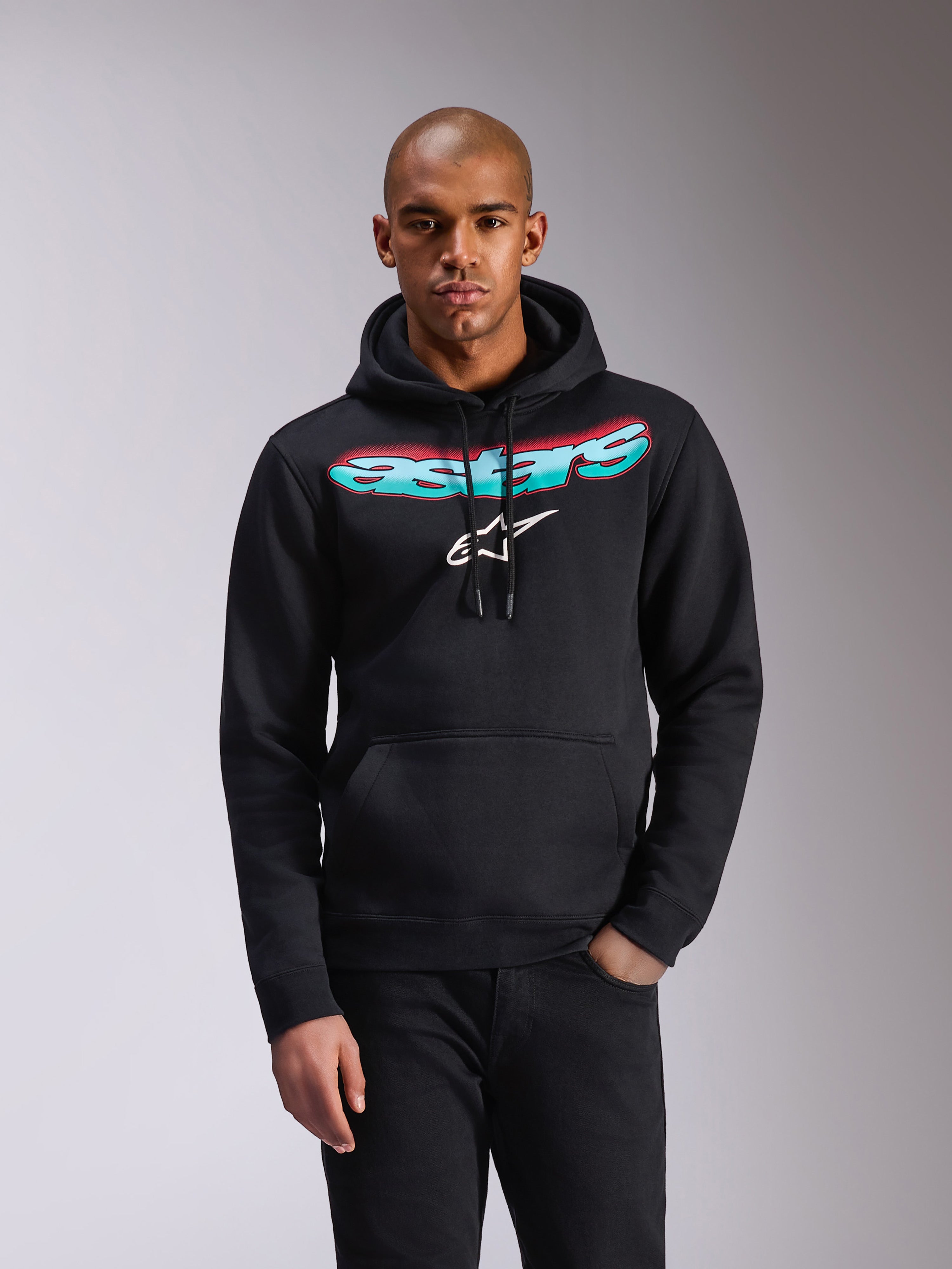 Alpinestars Ellipsoid Hoodie, zwarte fleece pullover, Astars-woordmerk met kleurverloop in teal en roze en wit sterlogo op de borst, capuchon met trekkoord, kangoeroezak, casual sportkleding