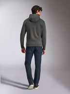 Alpinestars Ellipsoid Hoodie, Gunmetal grijze pullover hoodie, achteraanzicht, gedragen door model met donkere denim jeans en zwarte sneakers, casual motorsport-geïnspireerde streetwear