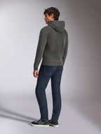 Alpinestars Ellipsoid Hoodie, casual sportkleding, gunmetal grijs, achteraanzicht op mannelijk model, capuchon met trekkoord, lange mouwen, geribde manchetten en zoom, gecombineerd met donkere jeans en sneakers